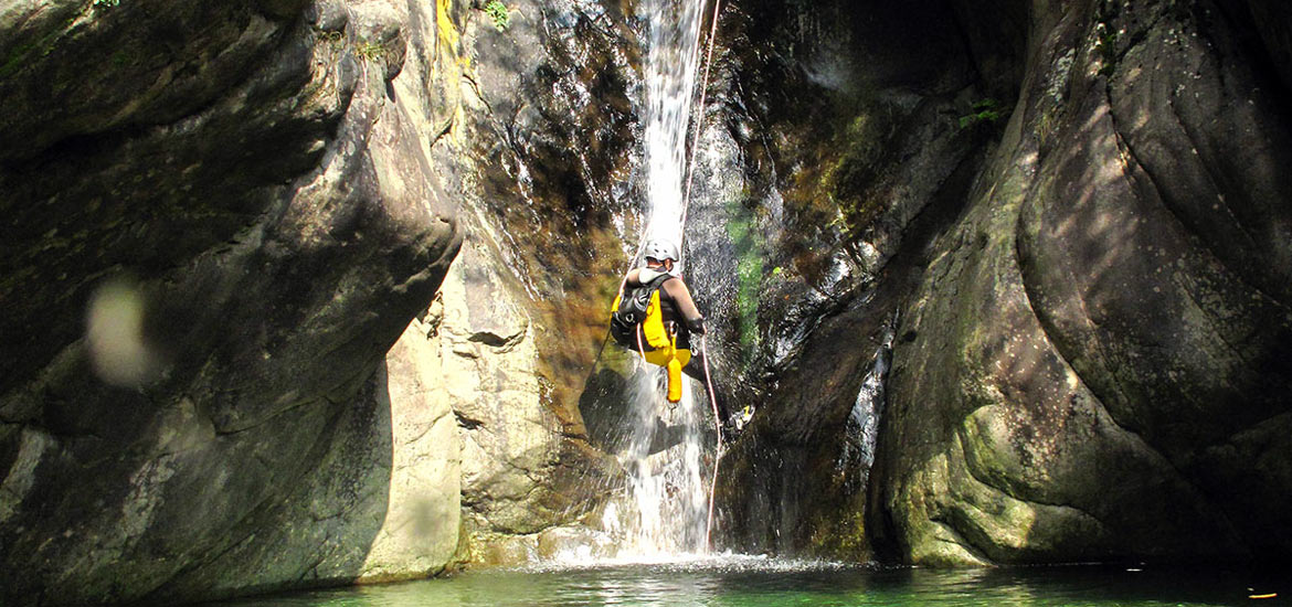 Esperienza di rafting e canyoning in Valsesia con guida