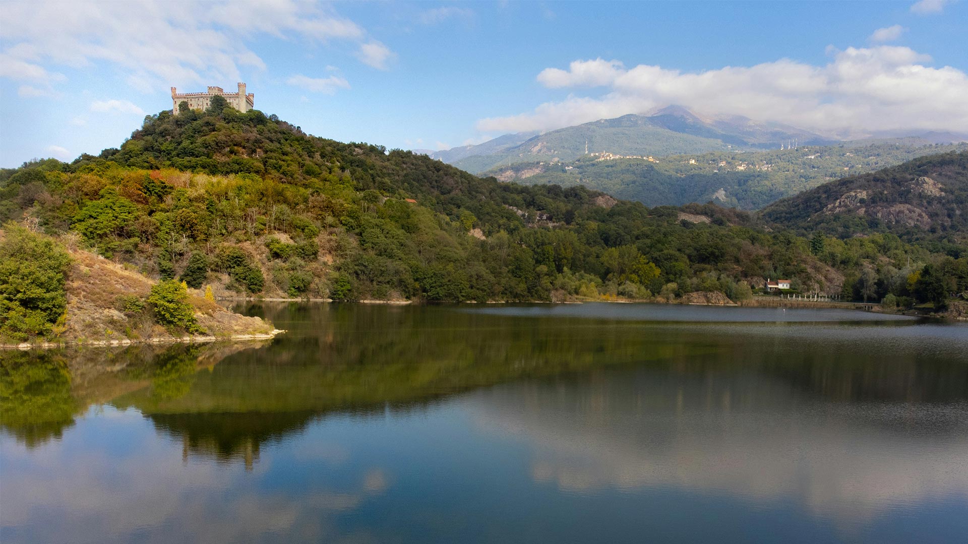 Canavese outdoor experience: tra vigneti eroici, laghi morenici, borghi storici e sapori autentici del Piemonte